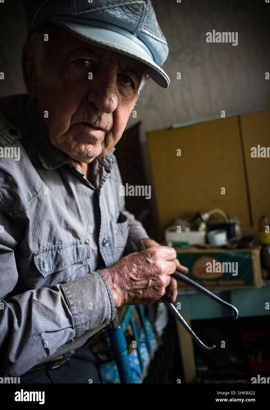 Un vecchio meccanico con forbici da taglio in metallo Foto Stock