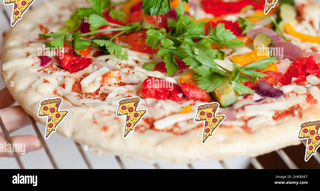 Primo piano di verdure e formaggio su base di pizza cruda su griglia da forno con icone pizza Foto Stock