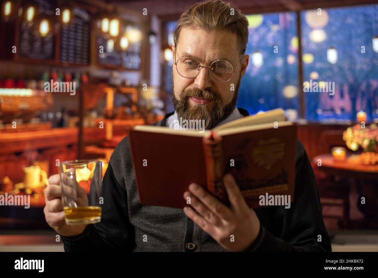 Uomo al caffè con libro Foto Stock
