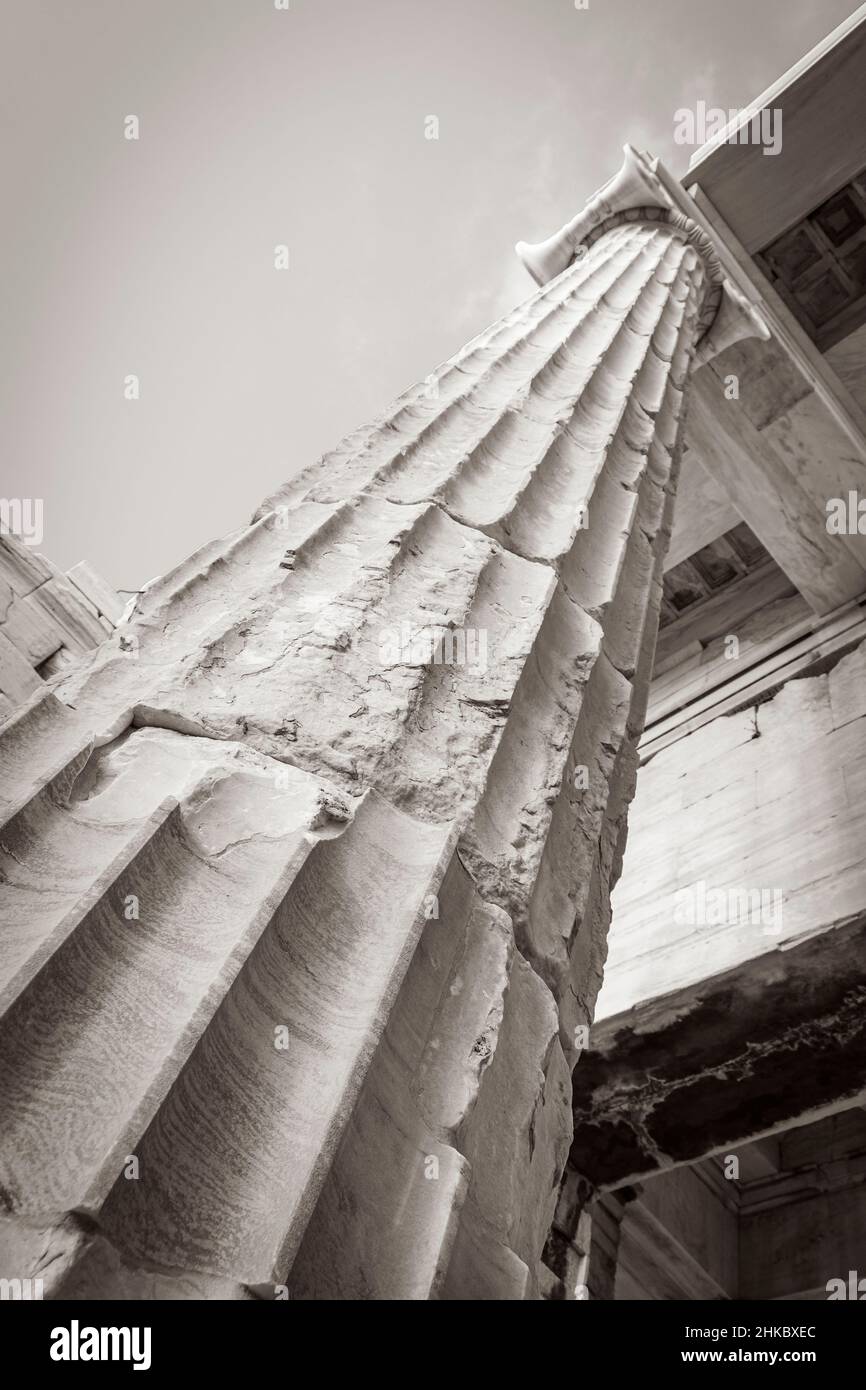 Foto in bianco e nero dei dettagli figure sculture colonne dell'Acropoli di Atene con incredibili e belle rovine Partenone e nuvola blu Foto Stock