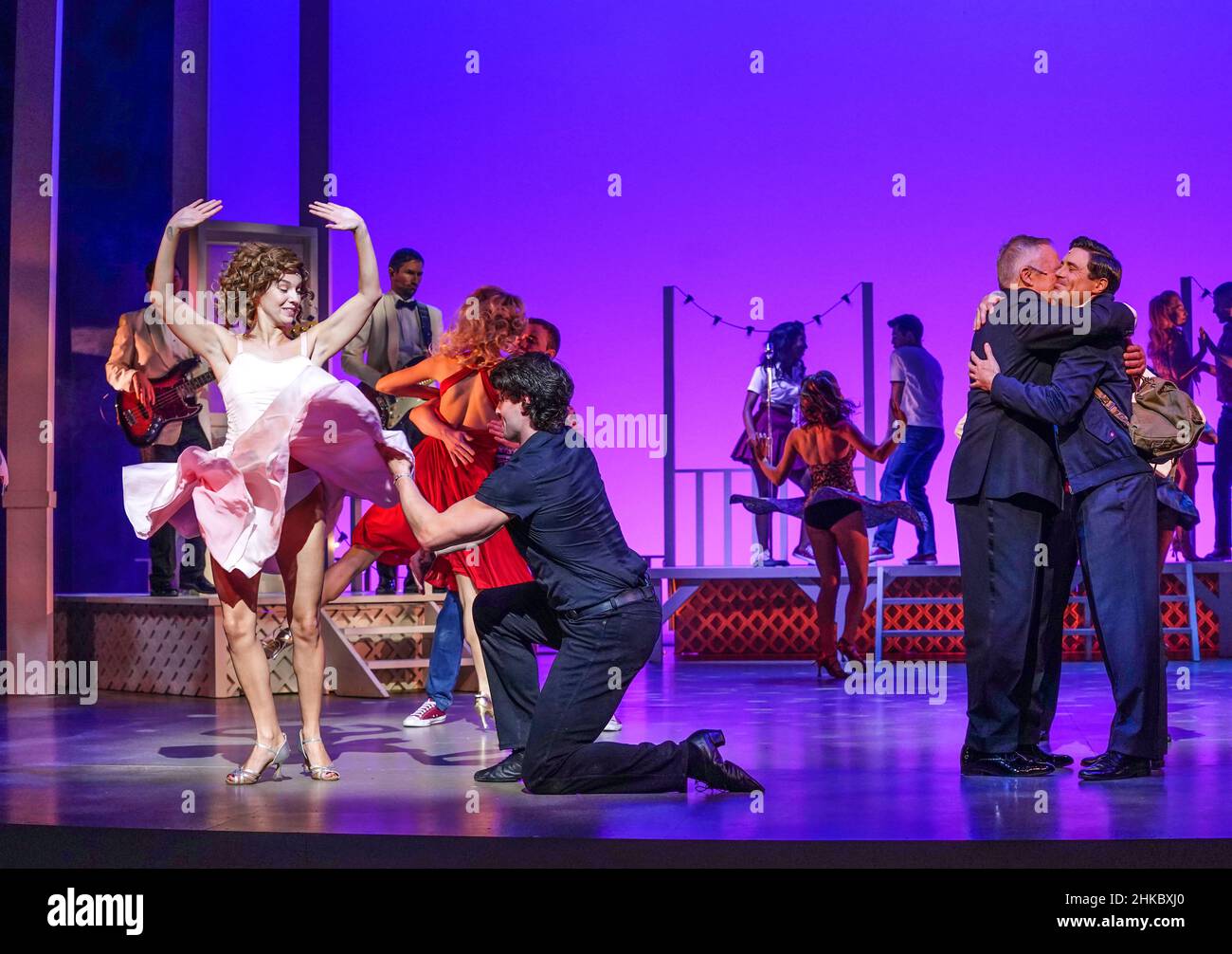 Michael o'Reilly, come Johnny Castle, e Kira Malou, come Frances 'Baby' Houseman con il cast di Dirty Dancing - The Classic Story on Stage durante una fotocall al Dominion Theatre di Londra, mentre lo spettacolo ritorna al West End. Data immagine: Giovedì 3 febbraio 2022. Foto Stock