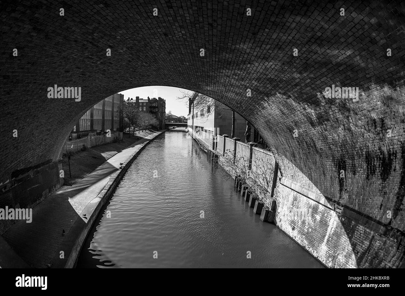 Canale di Nottingham con ponte ad arco, centro città di Nottingham Foto Stock