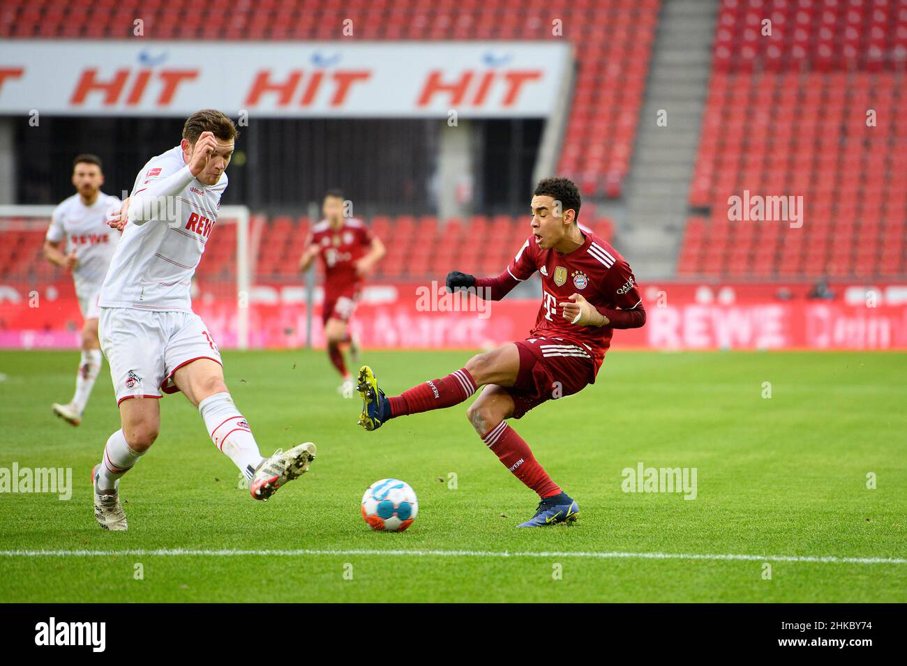 Jamal MUSIALA r. (M) in duelli contro Luca KILIAN (K), azione, calcio 1st Bundesliga, 19th matchday, FC Cologne (K) - FC Bayern Monaco (M) 0: 4, il 15th gennaio 2022 a Koeln/ Germania. Le normative #DFL vietano l'uso di fotografie come sequenze di immagini e/o quasi-video # Â Foto Stock