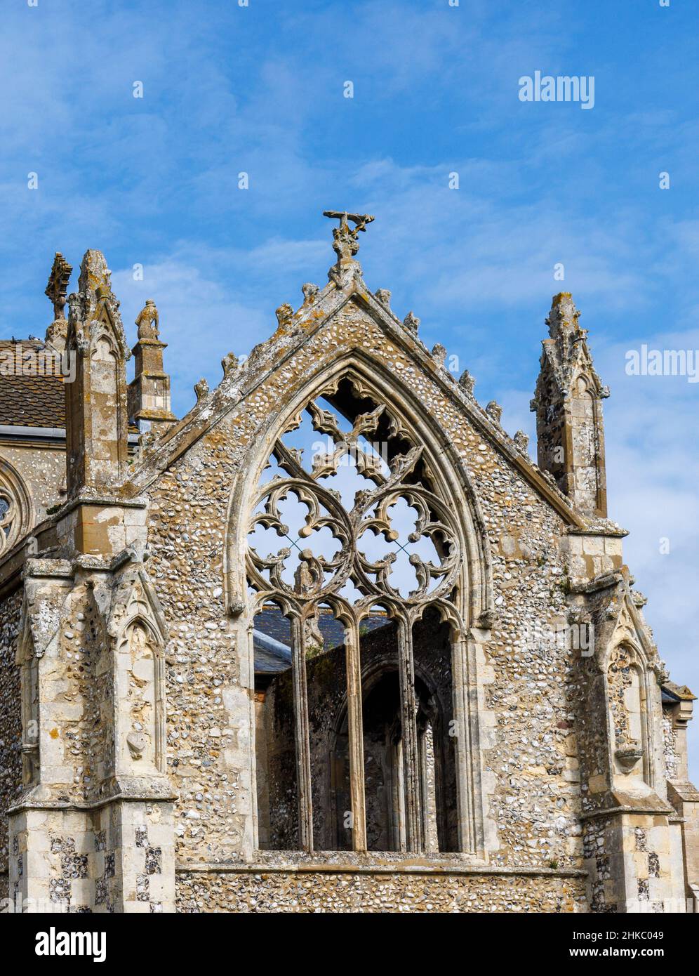 Finestre a quatrefoil nel transetto sud senza tetto della chiesa di St Margaret, Cley-Next-the-Sea, un villaggio costiero a Norfolk, East Anglia, Engla Foto Stock