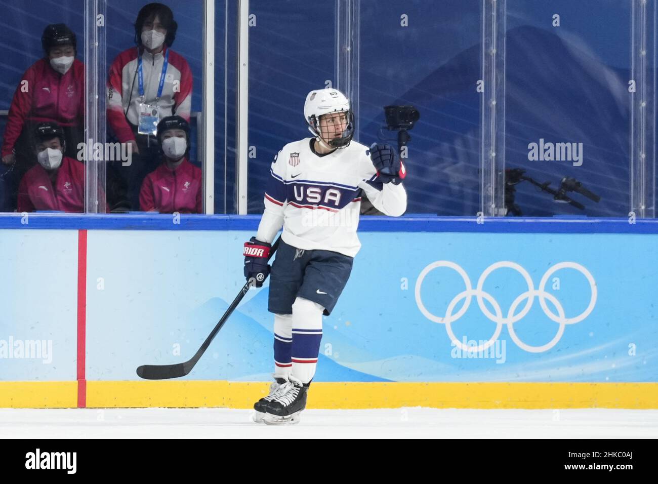 Pechino, Cina. 03rd Feb 2022. Alex Carpenter USA festeggia dopo aver segnato un gol durante il loro round preliminare il gruppo A una partita di hockey femminile contro la Finlandia al Wukesong Sports Center alle Olimpiadi invernali di Pechino 2022 giovedì 3 febbraio 2022. Foto di Paul Hanna/UPI Credit: UPI/Alamy Live News Foto Stock