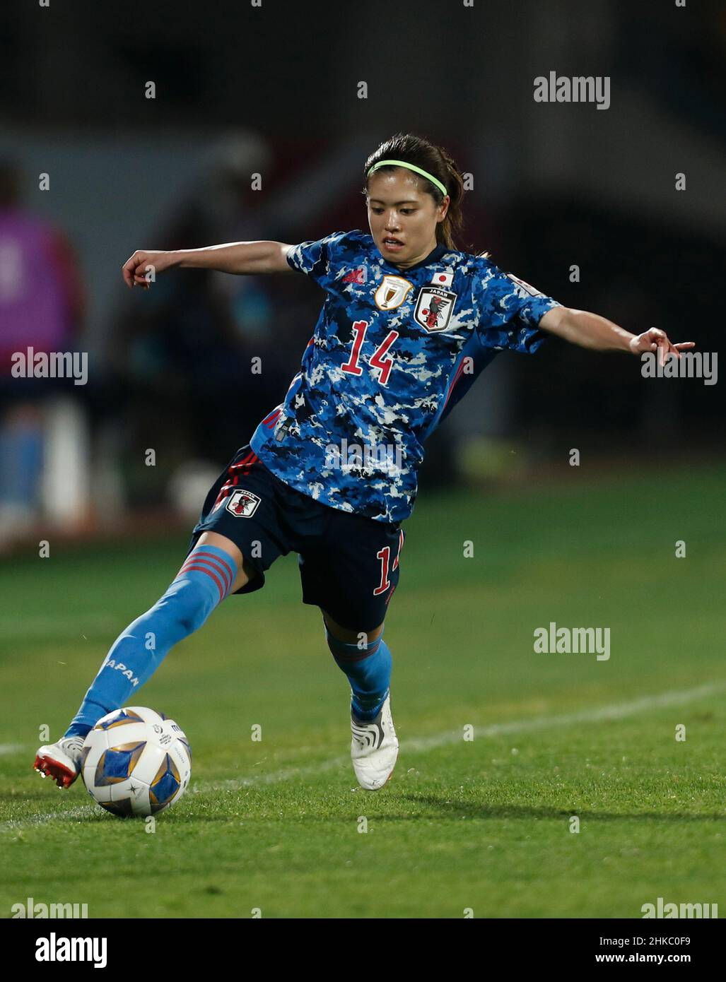 Calcio - Donna Asian Cup 2022 - Semifinale - Cina / Giappone -  Shivchatrapati Sports Complex, Pune, India - 3 febbraio 2022 Cina Wu  Chengshu in azione con il Giappone Moeka Minami REUTERS/Francis Mascarenhas  Foto stock - Alamy