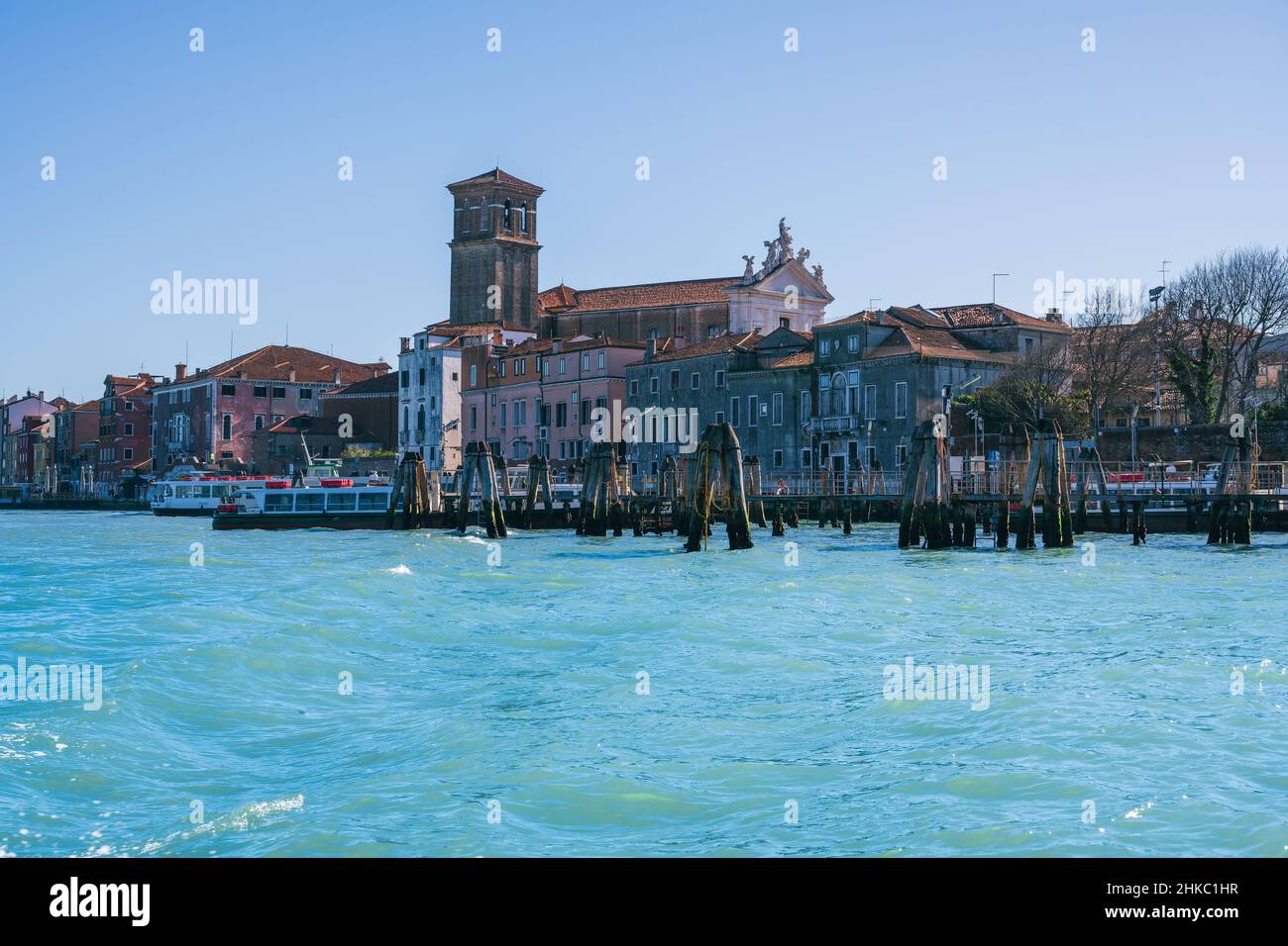 Vista dalla laguna al molo e alla chiesa di Santa Maria Assunta, conosciuta come i Gesuiti, è un edificio religioso a Venezia, nel nord Italia Foto Stock