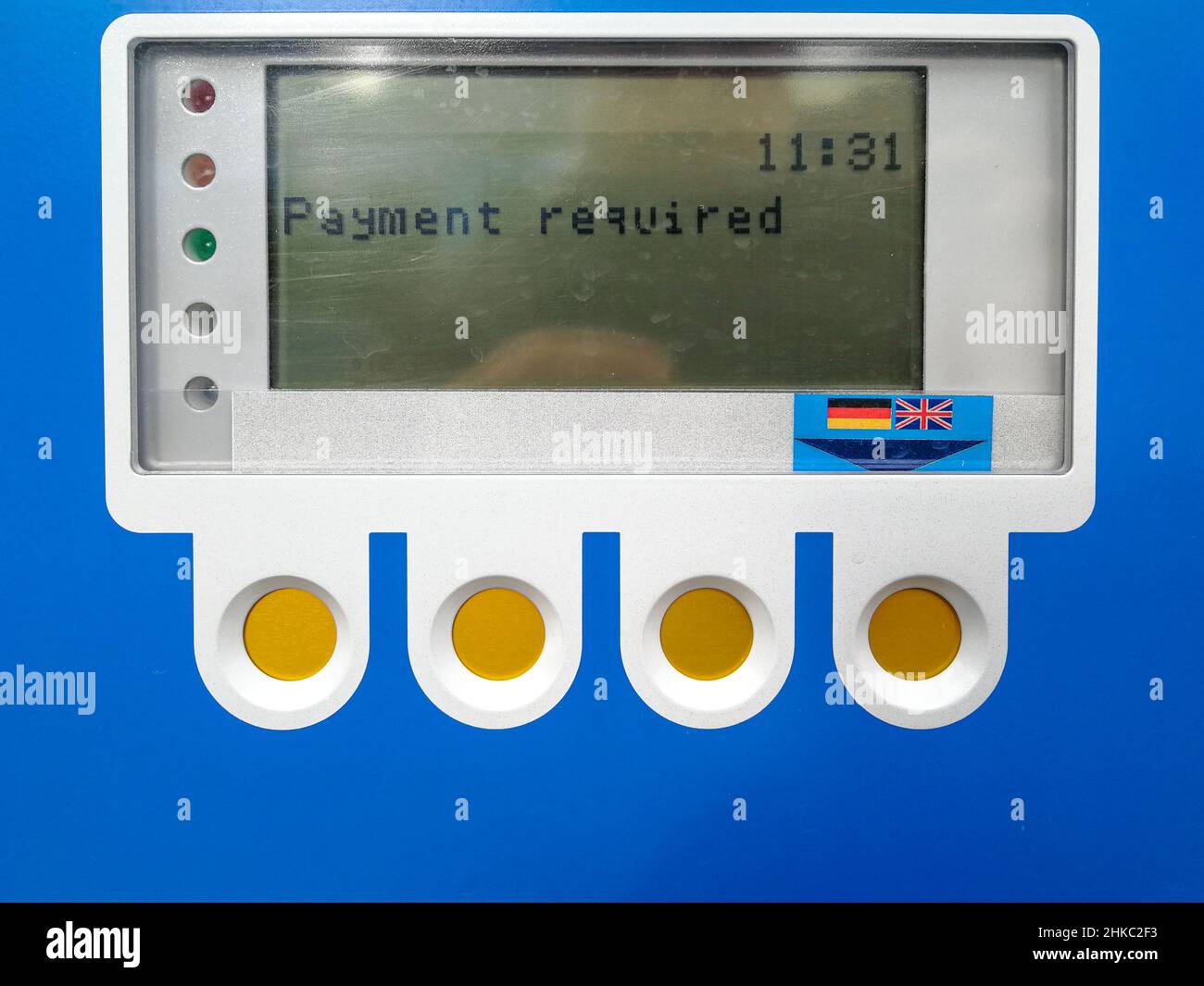 Pannello di controllo LCD e tasti funzione di un parchimetro blu con il prompt pagamento richiesto Foto Stock