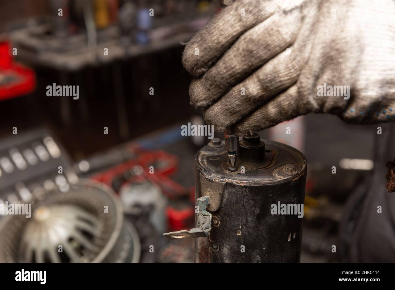 Meccanico con guanti sporchi riparare il motorino di avviamento rotto sulla  macchina. Assistenza automobilistica Foto stock - Alamy