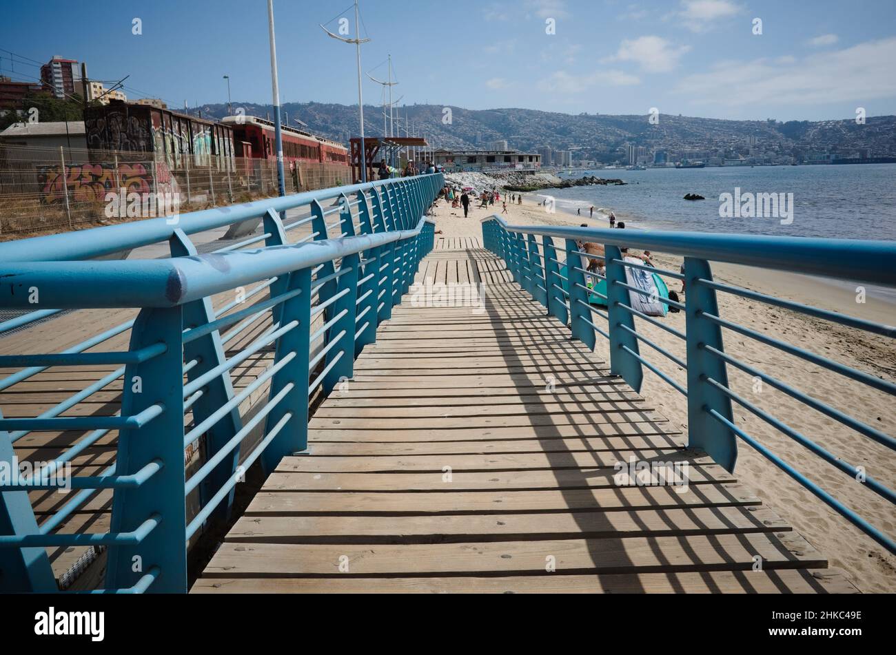Valparaiso, Cile - Febbraio, 2020: Rampa che porta alla spiaggia di Playa Los Placeres. Vecchie auto della metropolitana abbandonate sulla sinistra. Edificio Tornamesa Foto Stock