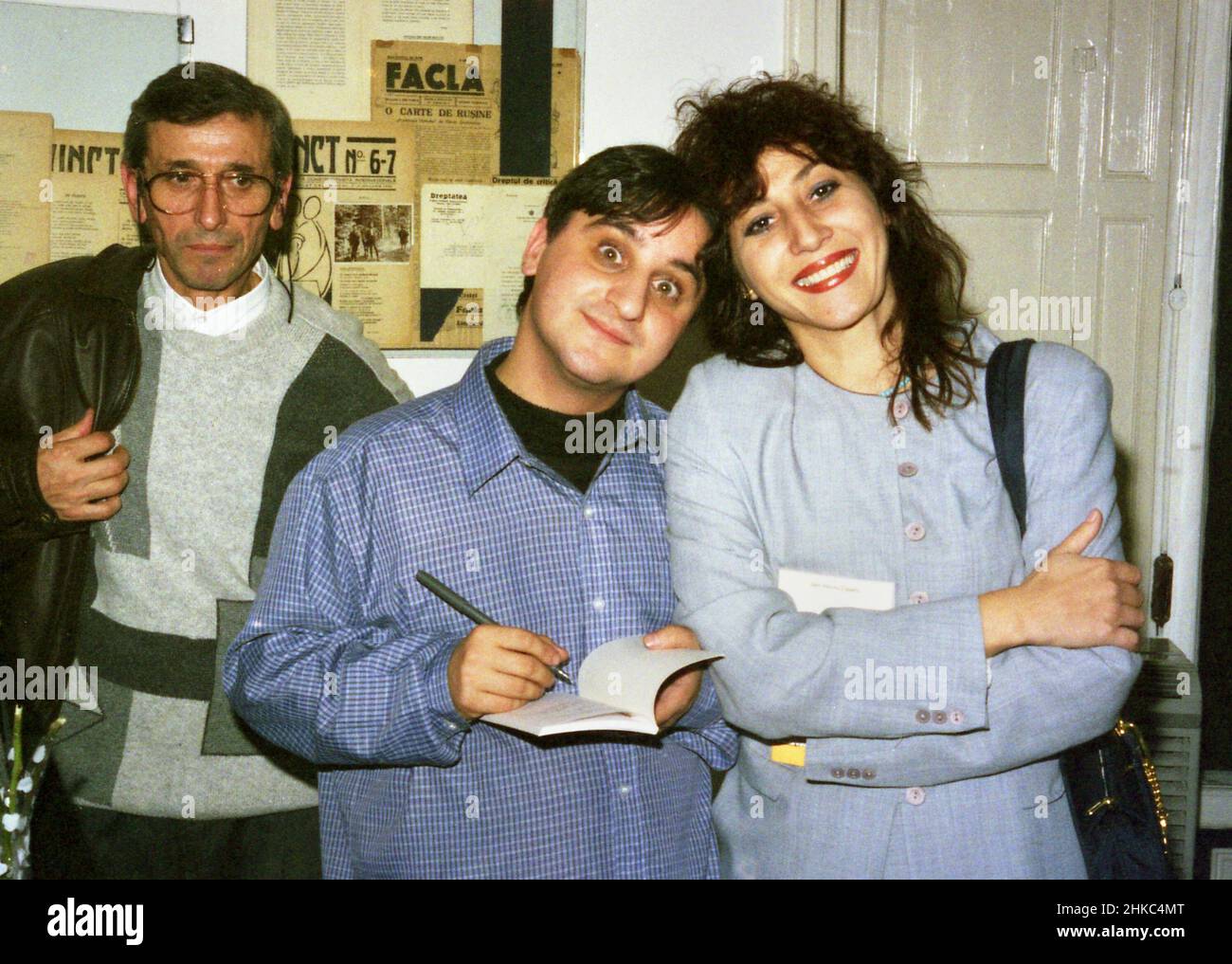 Giornalista e poeta rumeno Dan Mircea Cipariu e fotogiornalista Irina Prosan, circa 1995 Foto Stock