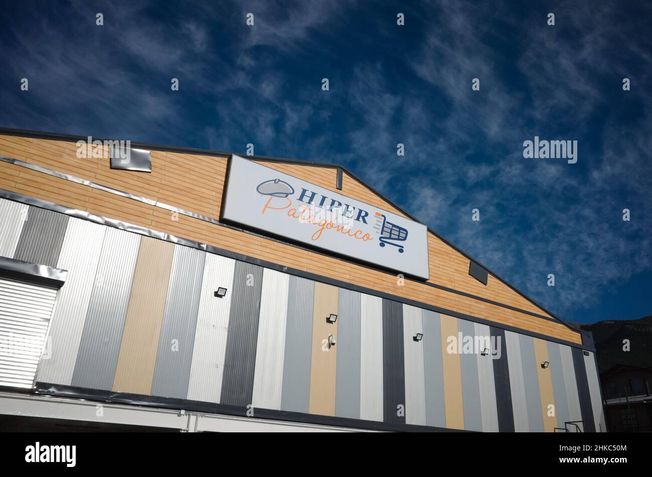 Coyhaique, Cile - Febbraio, 2020: Edificio facciata del supermercato chiamato Hiper Patagonico. Supermercato segno in Patagonia cilena contro cielo blu Foto Stock