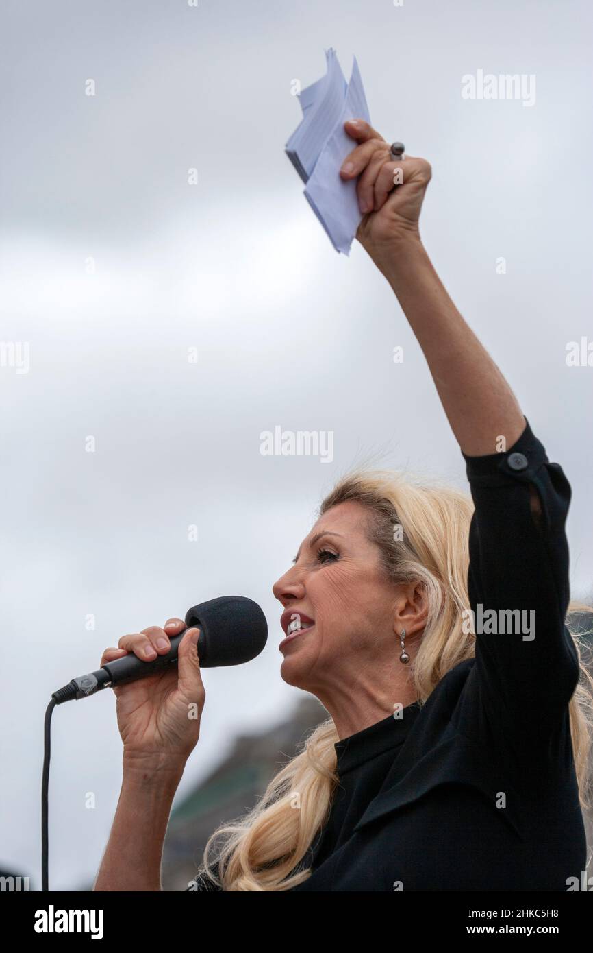 Kay Allison 'Kate' Shemirani si rivolge a una folla di manifestanti in una manifestazione Unite per la libertà, Trafalgar Square. Londra, Regno Unito. 29th agosto 2020. Foto Stock