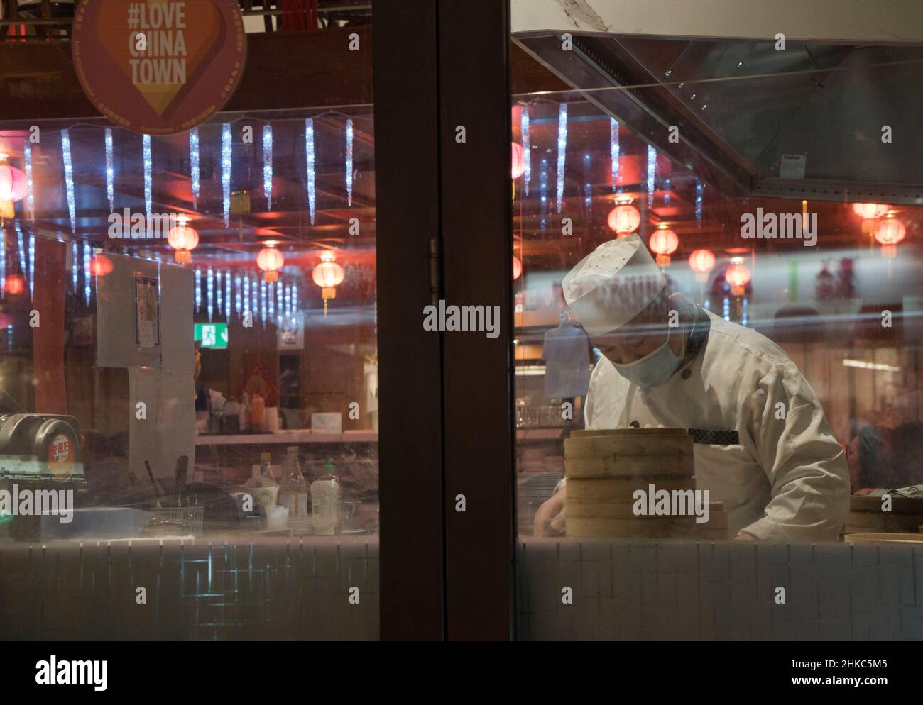 Chef cucina in ristoranti cinesi a Chinatown durante il Capodanno cinese della Tigre a Londra, Inghilterra, Regno Unito Foto Stock