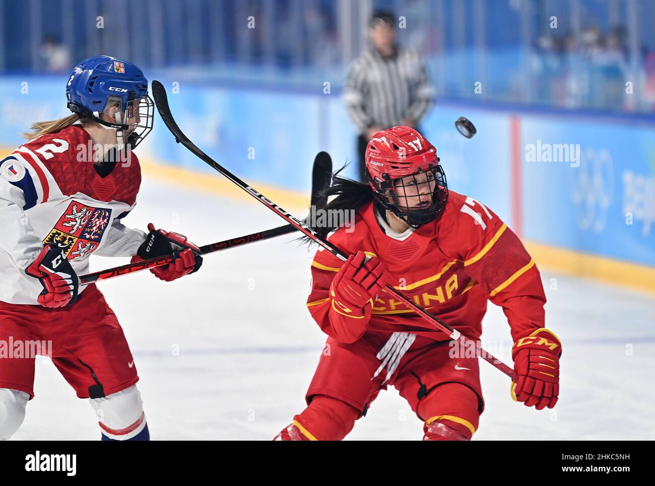 Pechino, Cina. 3rd Feb 2022. Kang Mulan (R) della Cina compete durante la partita preliminare di hockey su ghiaccio femminile del Gruppo B tra la Cina e la Repubblica Ceca al Wukesong Sports Center di Pechino, Cina, 3 febbraio 2022. Credit: Canzone Yanhua/Xinhua/Alamy Live News Foto Stock
