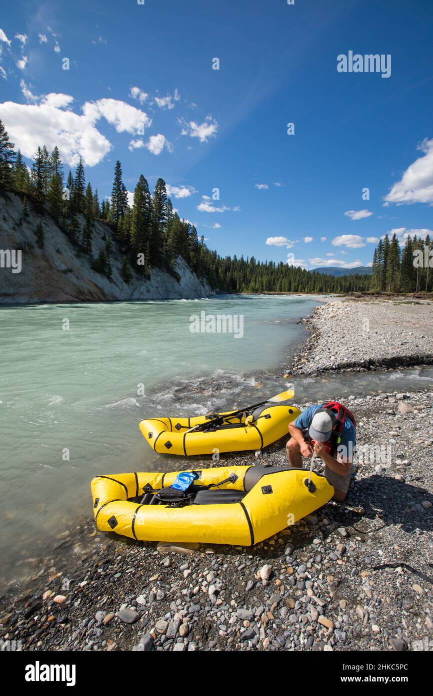 Gonfiando zattera usando i polmoni al bordo dei fiumi, B.C. Canada. Foto Stock