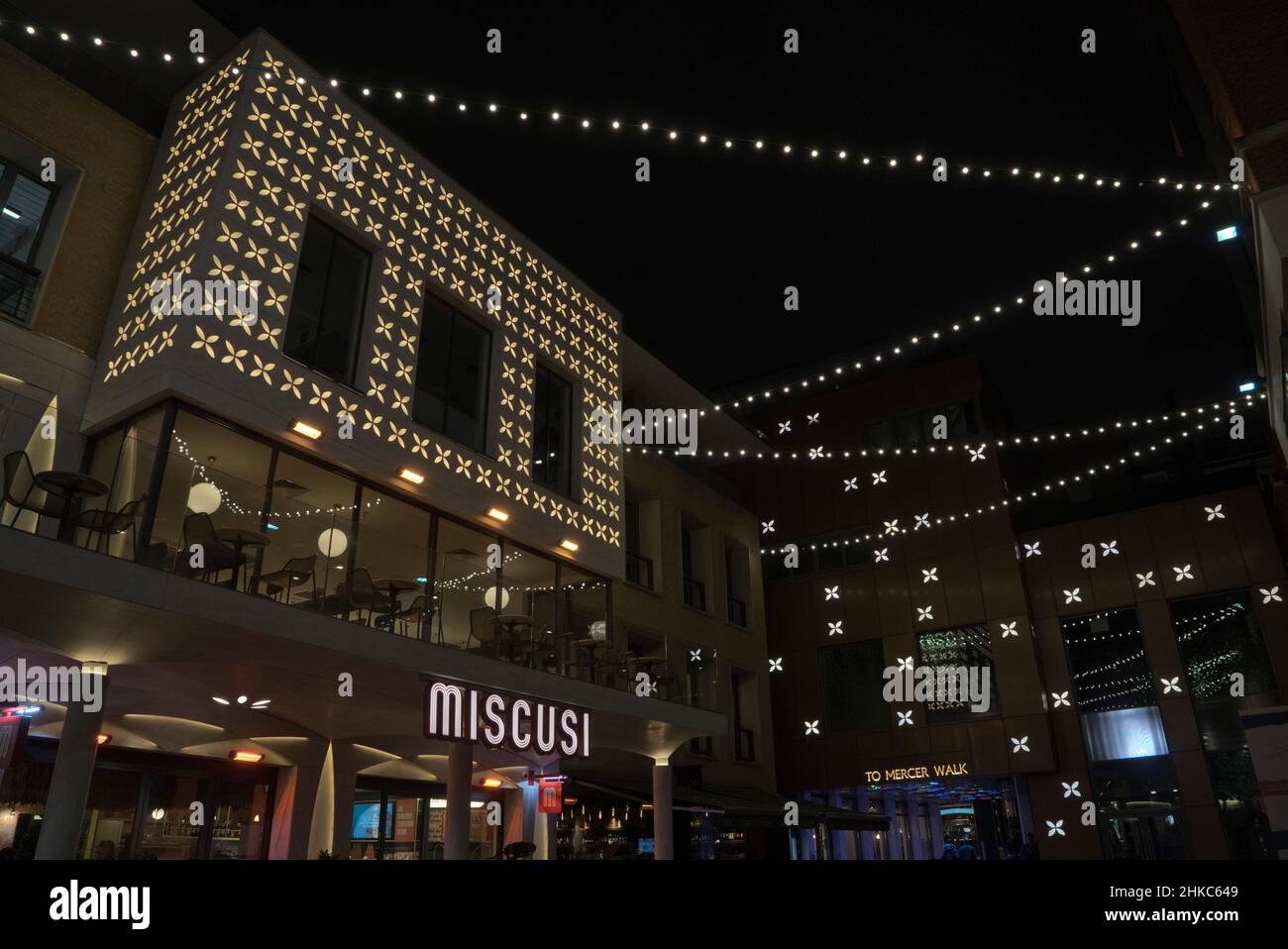 Illuminazioni notturne in negozi e ristoranti nel West End di Londra, Inghilterra, Regno Unito Foto Stock