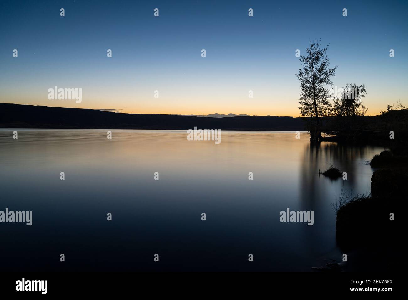 Dopo il tramonto sul lago Banks nella parte orientale dello stato di Washington Foto Stock