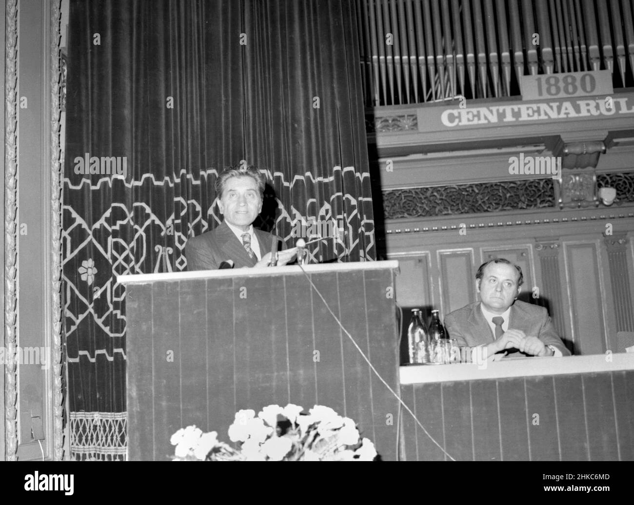 Bucarest, Romania, 1980. Festeggiamo i 100 anni dalla nascita dello scrittore rumeno Mihail Sadoveanu. Critica d'arte che parla Alexandru Balaci. Foto Stock