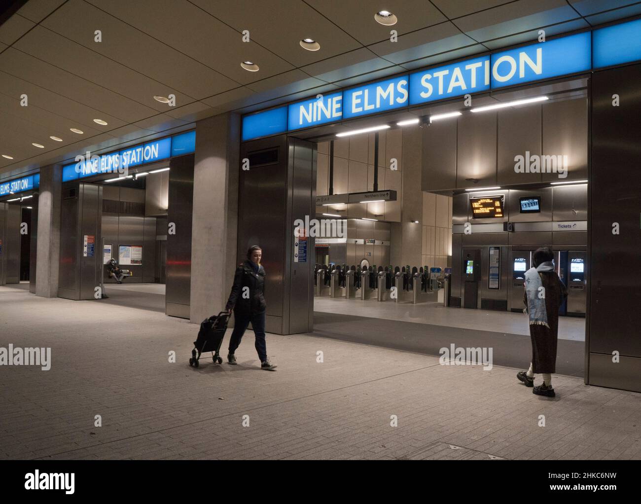 Vista dei passeggeri fuori dalla nuova stazione della metropolitana di Nine Elms, Londra, Inghilterra, Regno Unito Foto Stock