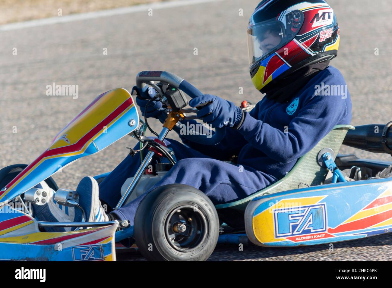 Uomo da corsa Go-cart sul circuito karting, Toledo, Spagna Foto Stock