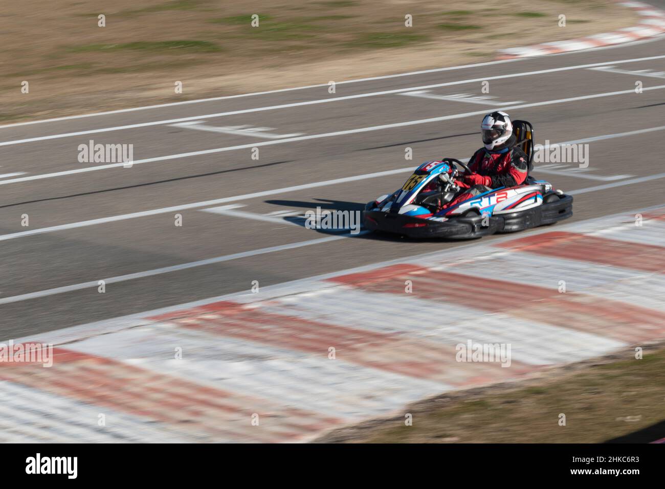 Uomo da corsa Go-cart sul circuito karting, Toledo, Spagna Foto Stock