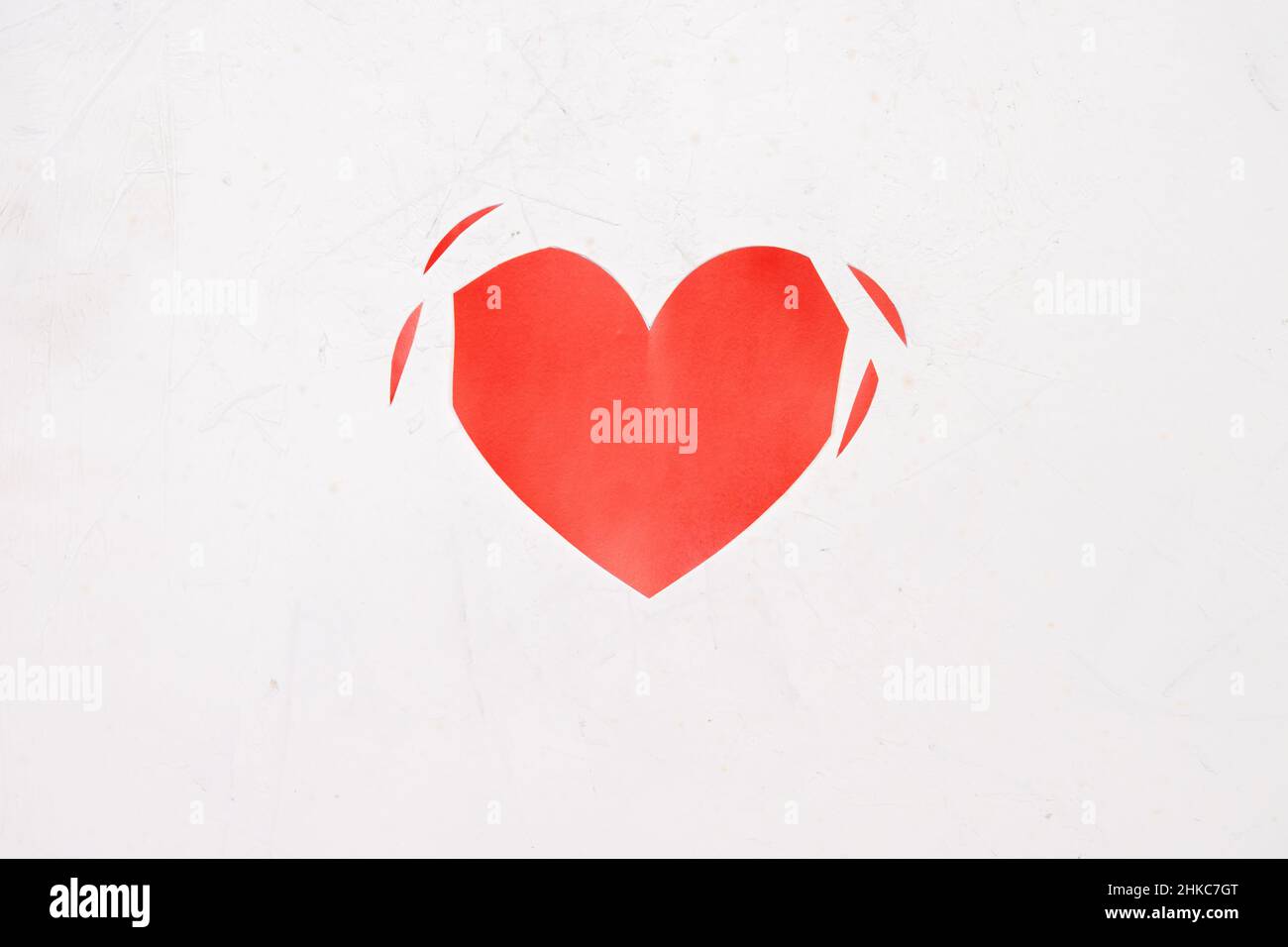 cuore strappato su sfondo bianco. Truffa, delusione nell'amore, concetto di amore non riacclamato. Foto Stock