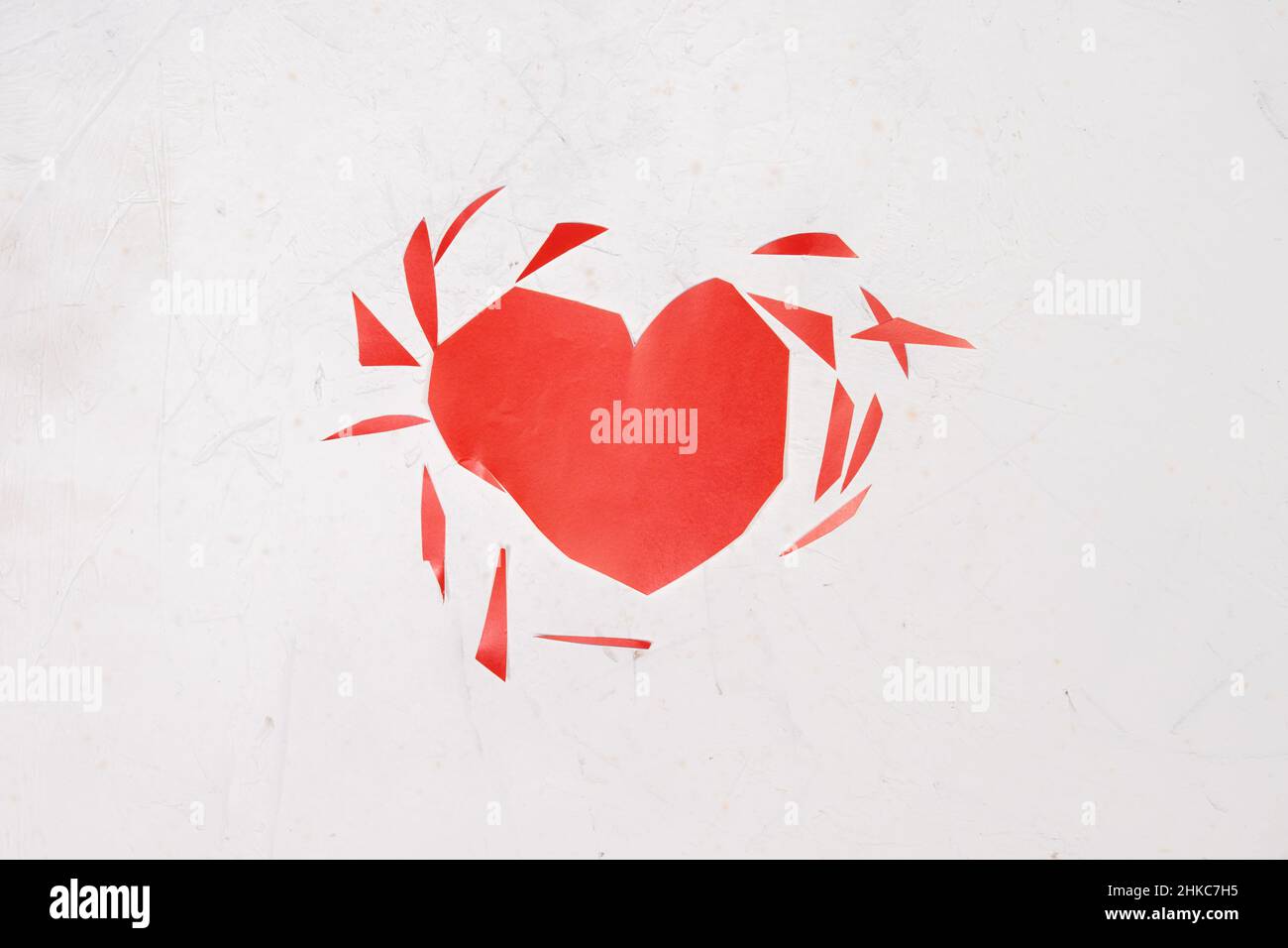 cuore strappato su sfondo bianco. Truffa, delusione nell'amore, concetto di amore non riacclamato. Foto Stock