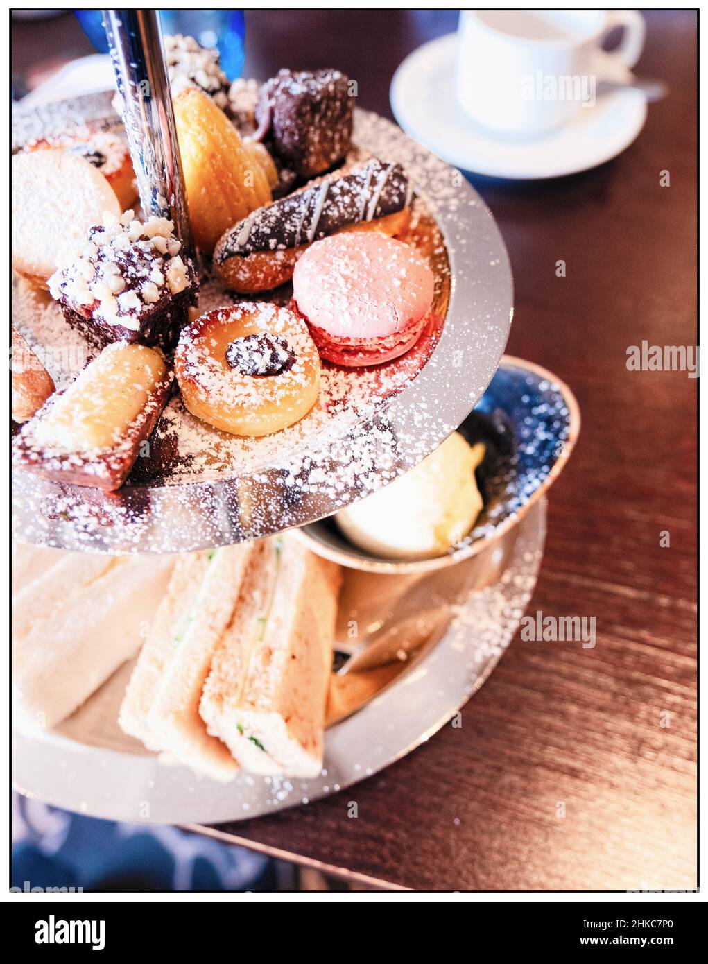 Delizioso dolce stand pieno di torte e panini per il tè inglese pomeridiano. Foto Stock