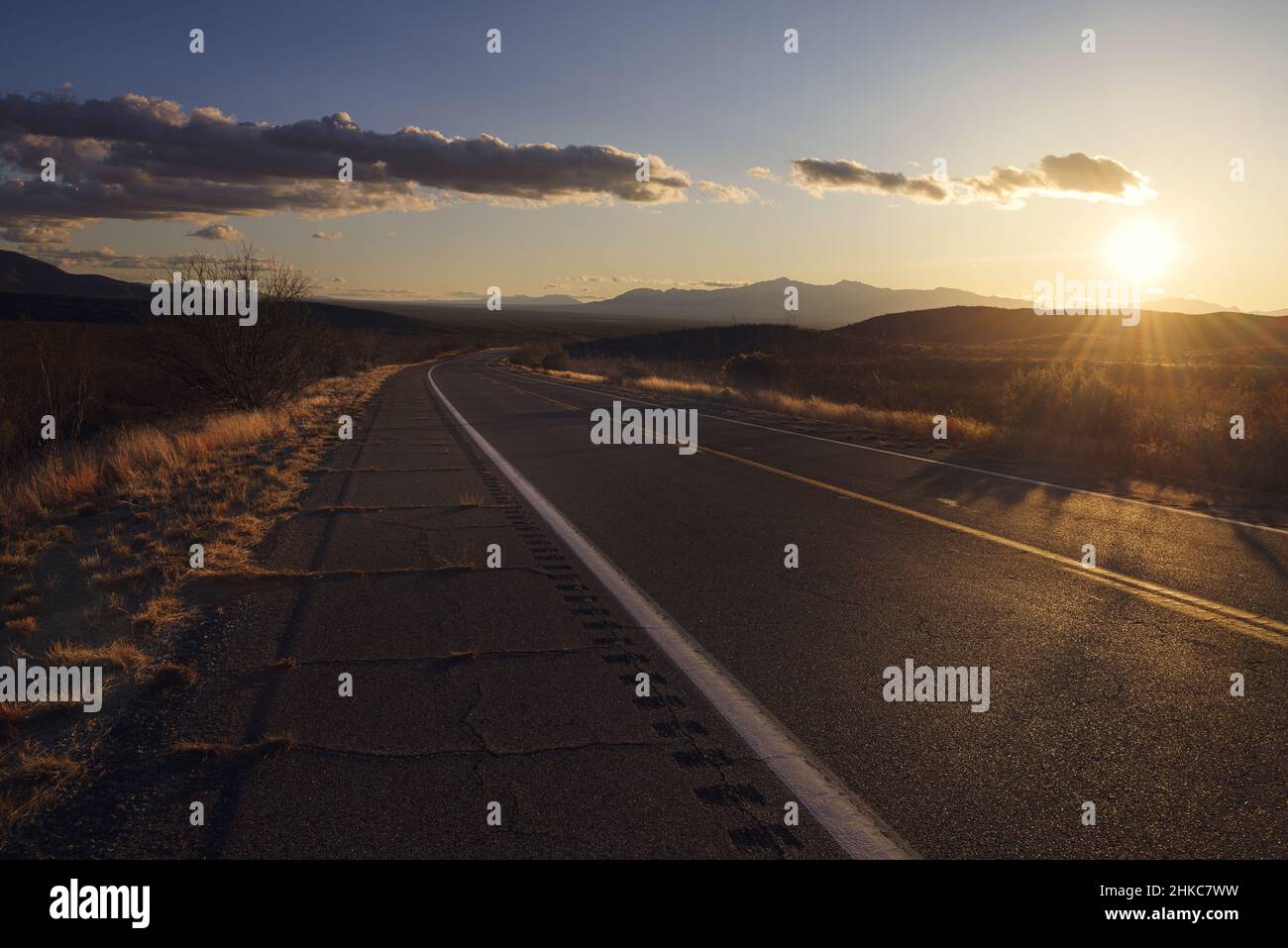 Paesaggio autostradale sulla storica Route 80 nello stato dell'arizona Foto Stock