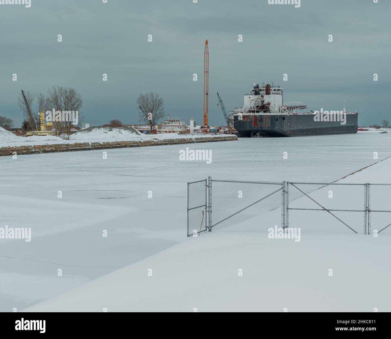 lago completamente congelato con una nave sullo sfondo Foto Stock
