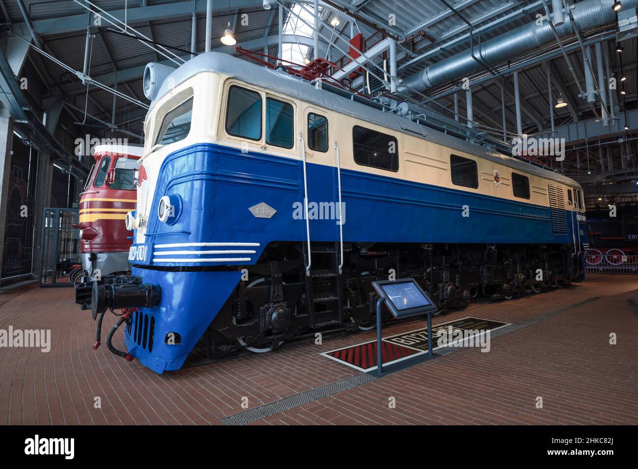 ST. PETERSBURG, RUSSIA - 12 GENNAIO 2022: Locomotiva elettrica DC sovietica VL23 sul Museo delle Ferrovie della Russia Foto Stock