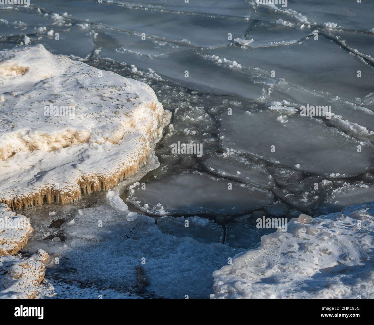 lago congelato con blocchi di ghiaccio Foto Stock