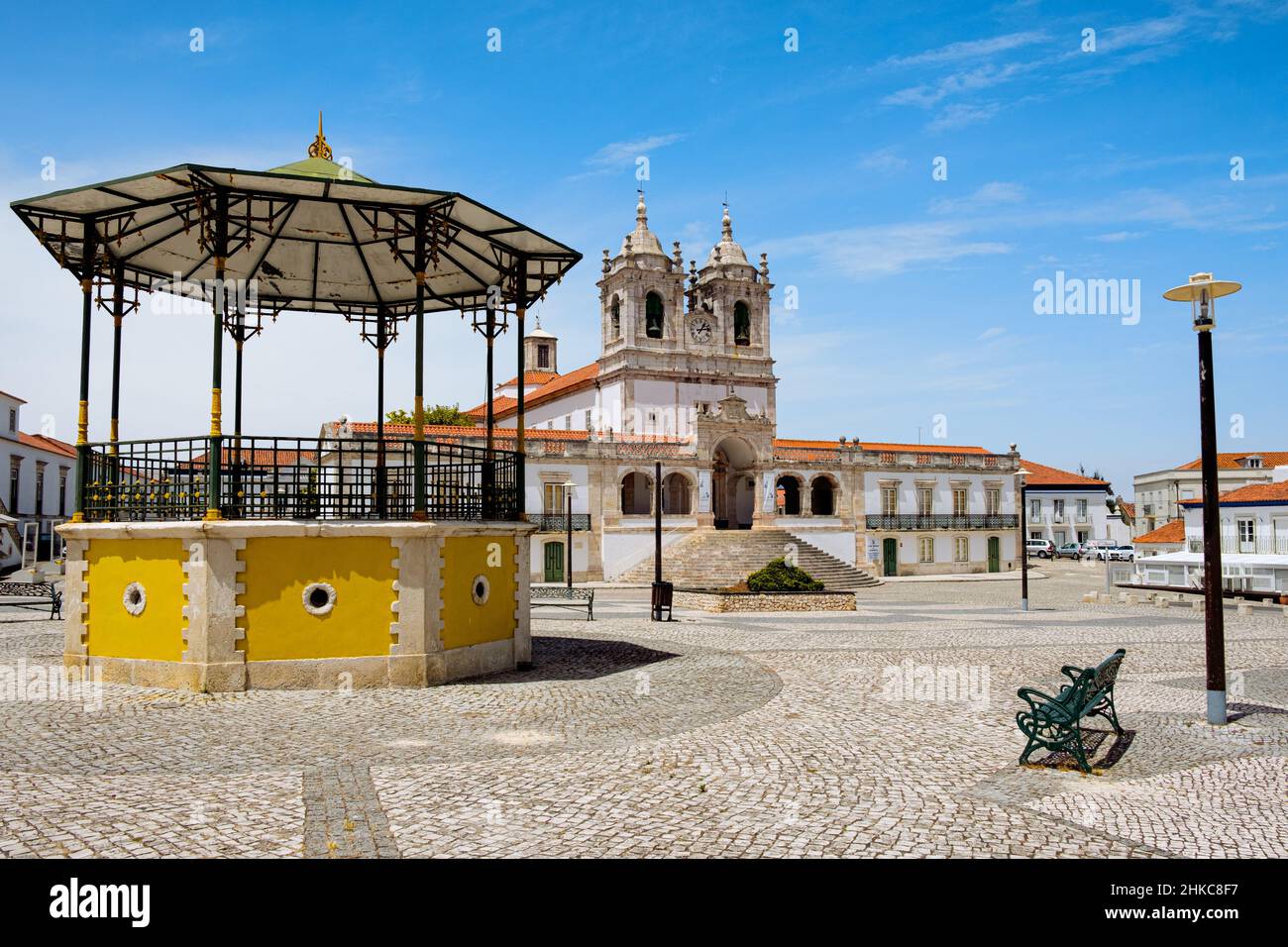 Nazare, Portogallo - 20 luglio 2020: Una veduta del Santuario di nostra Signora di Nazaré, un imponente santuario mariano che ricorda un antico miracolo occurr Foto Stock