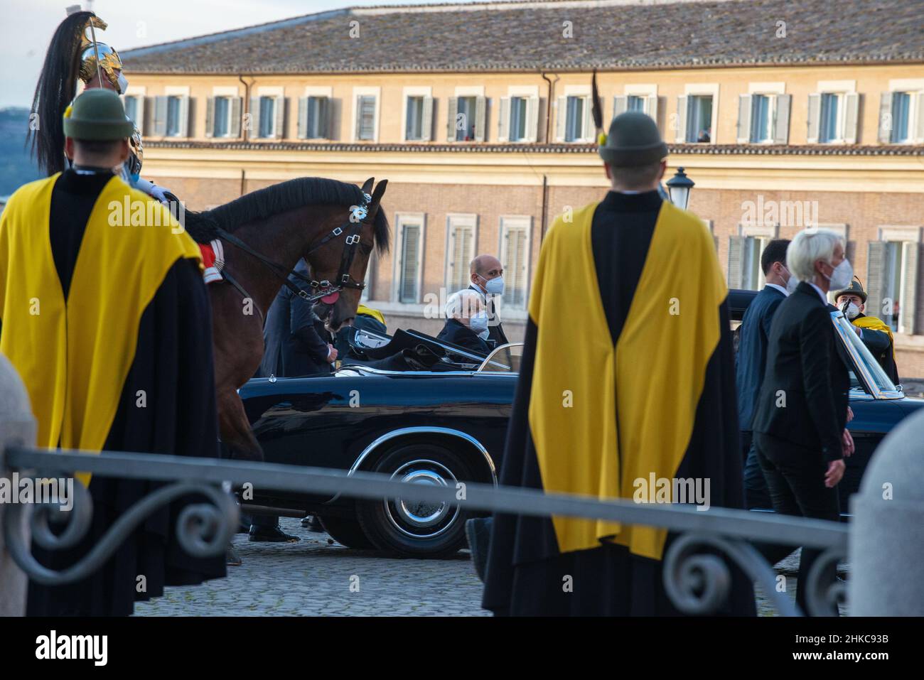 Roma, Italia 03/02/2022: Cerimonia di inaugurazione del Presidente Sergio Mattarella. Arrivo al Quirinale a bordo della Lancia Flavia in compagnia di Mario Draghi. © Andrea Sabbadini Foto Stock