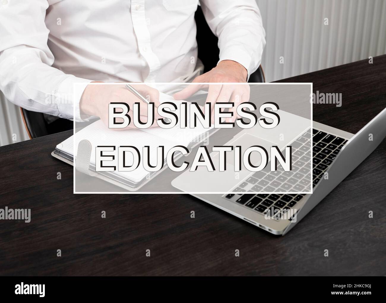 Concetto di formazione aziendale. Testo su foto con computer portatile e uomo d'affari che studia. Foto di alta qualità Foto Stock