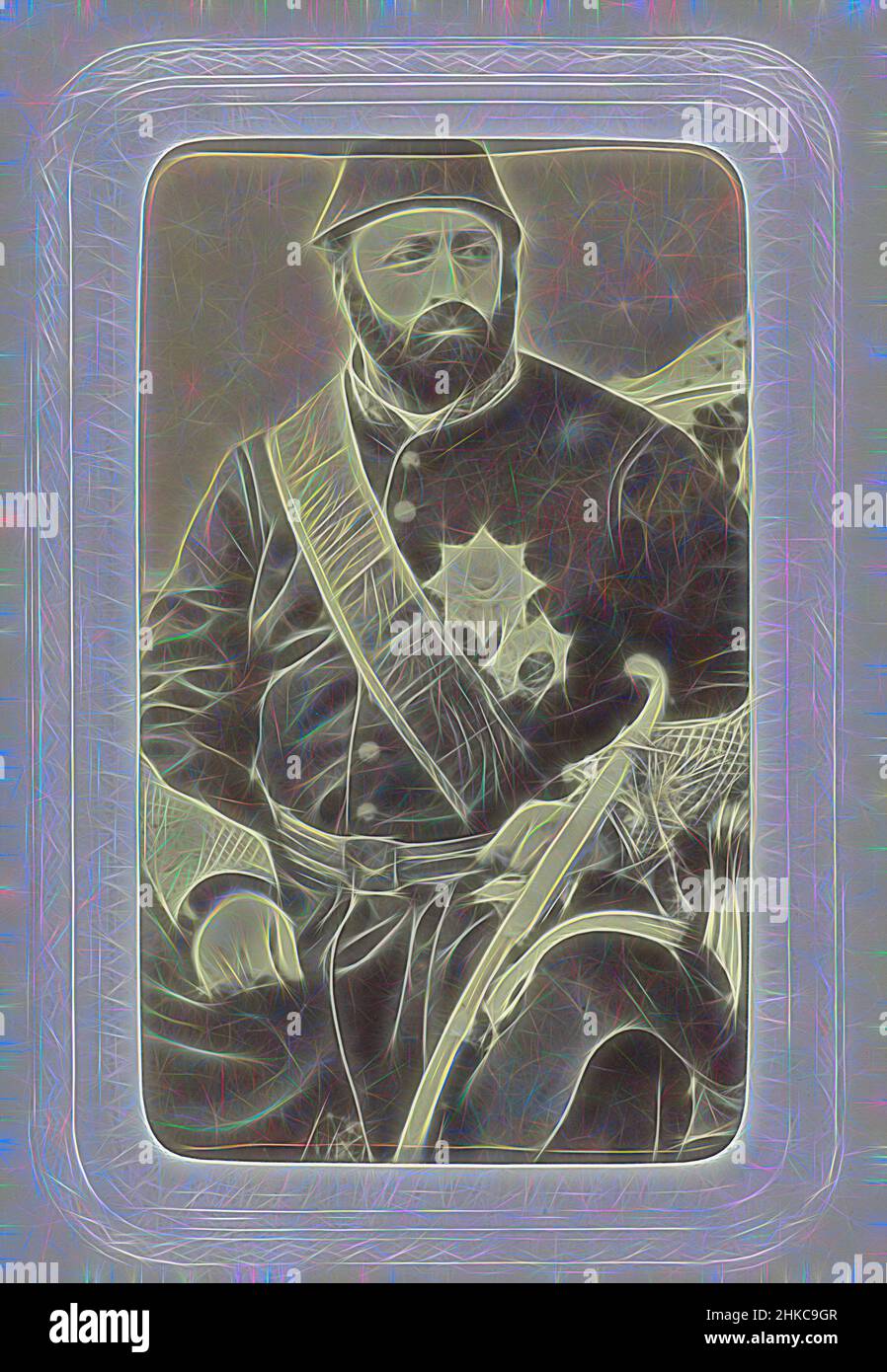 Ispirato dal ritratto di Studio di un uomo stout in uniforme esercito con insegne sul petto e una spada sulla cintura, sulla sua testa l'uomo indossa un fez., Abdullah Frères, Istanboel, c. 1863 - c. 1866, carta, stampa albume, altezza 80 mm x larghezza 54 mm altezza 296 mm x larghezza 225 mm, reinventata da Artotop. L'arte classica reinventata con un tocco moderno. Design di calda e allegra luminosità e di raggi di luce. La fotografia si ispira al surrealismo e al futurismo, abbracciando l'energia dinamica della tecnologia moderna, del movimento, della velocità e rivoluzionando la cultura Foto Stock