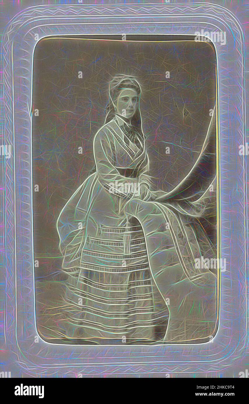 Ispirato dal ritratto di una donna su una sedia, la parte posteriore del suo abito a righe ha depositi a forma di ventaglio., August Kampf, Amsterdam, c. 1863 - c. 1866, carta, stampa albume, altezza 80 mm x larghezza 54 mm altezza 296 mm x larghezza 225 mm, reinventata da Artotop. L'arte classica reinventata con un tocco moderno. Design di calda e allegra luminosità e di raggi di luce. La fotografia si ispira al surrealismo e al futurismo, abbracciando l'energia dinamica della tecnologia moderna, del movimento, della velocità e rivoluzionando la cultura Foto Stock