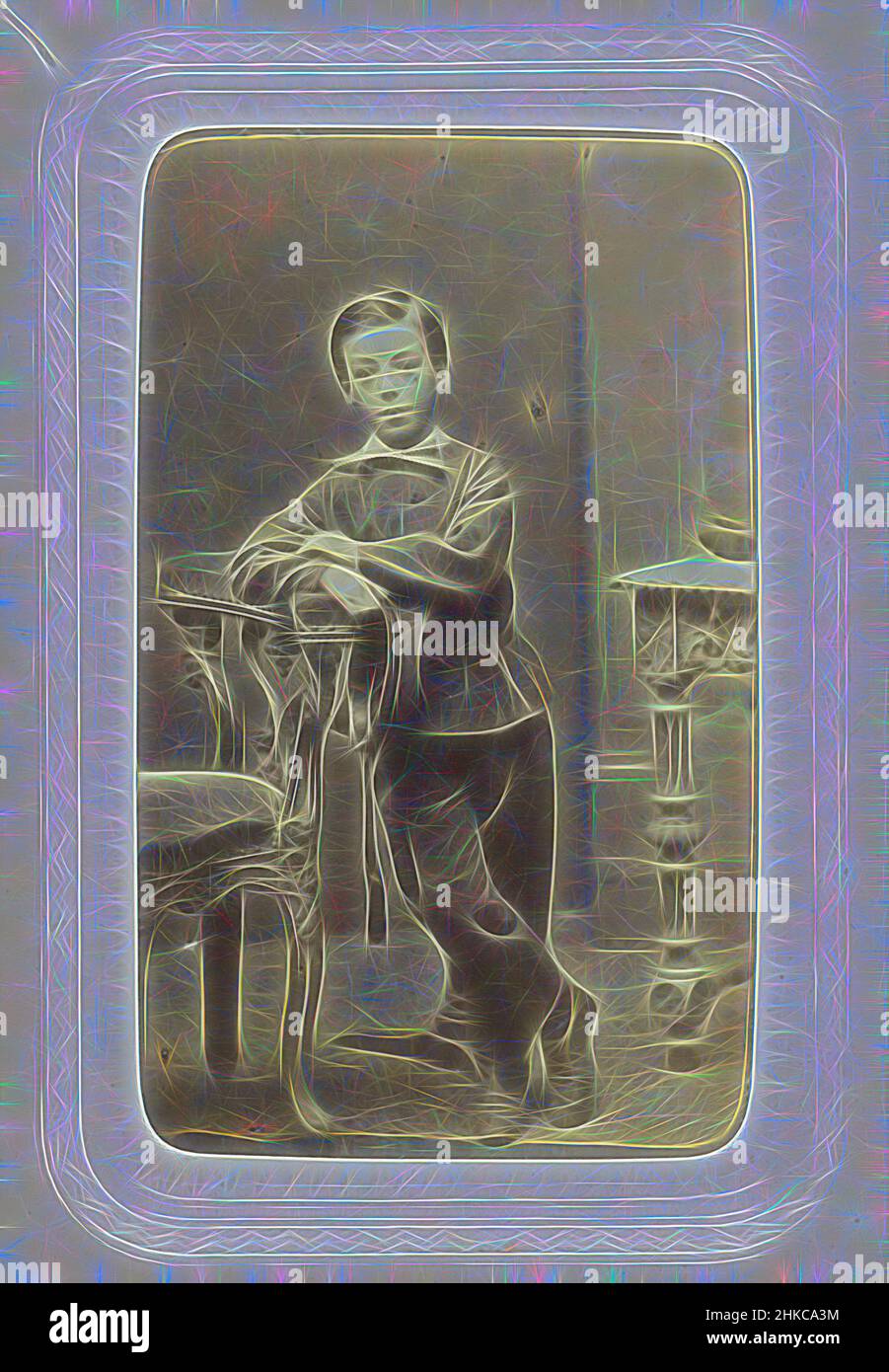 Ispirato al ritratto di studio di un ragazzo in abito con un grande cravatta ad arco, Albert Greiner, Amsterdam, c.. 1863 - c. 1866, carta, stampa albume, altezza 80 mm x larghezza 54 mm altezza 296 mm x larghezza 225 mm, reinventata da Artotop. L'arte classica reinventata con un tocco moderno. Design di calda e allegra luminosità e di raggi di luce. La fotografia si ispira al surrealismo e al futurismo, abbracciando l'energia dinamica della tecnologia moderna, del movimento, della velocità e rivoluzionando la cultura Foto Stock