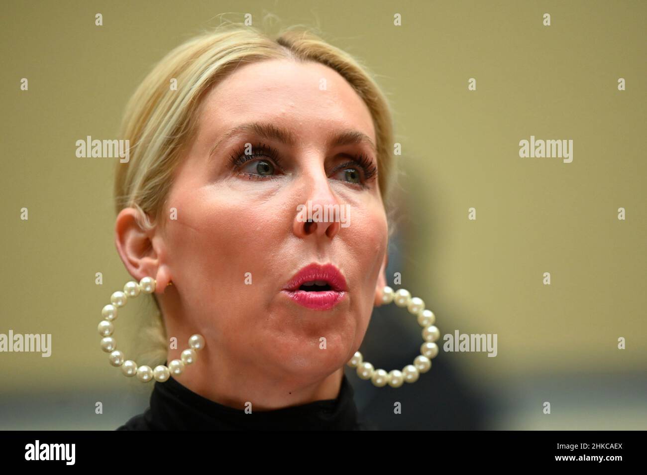 Washington, DC. 3rd Feb 2022. Tiffani Johnston, ex Coordinatore Marketing ed Eventi, Marketing Manager e Cheerleader per la squadra di calcio NFLs Washington, testimonia davanti alla Commissione di supervisione della Casa durante una tavola rotonda “esaminare il Washington Football Teams Toxic Workplace Culture a Capitol Hill a Washington, DC, il 3 febbraio 2022. Credit: Jim Watson/Pool via CNP/dpa/Alamy Live News Foto Stock