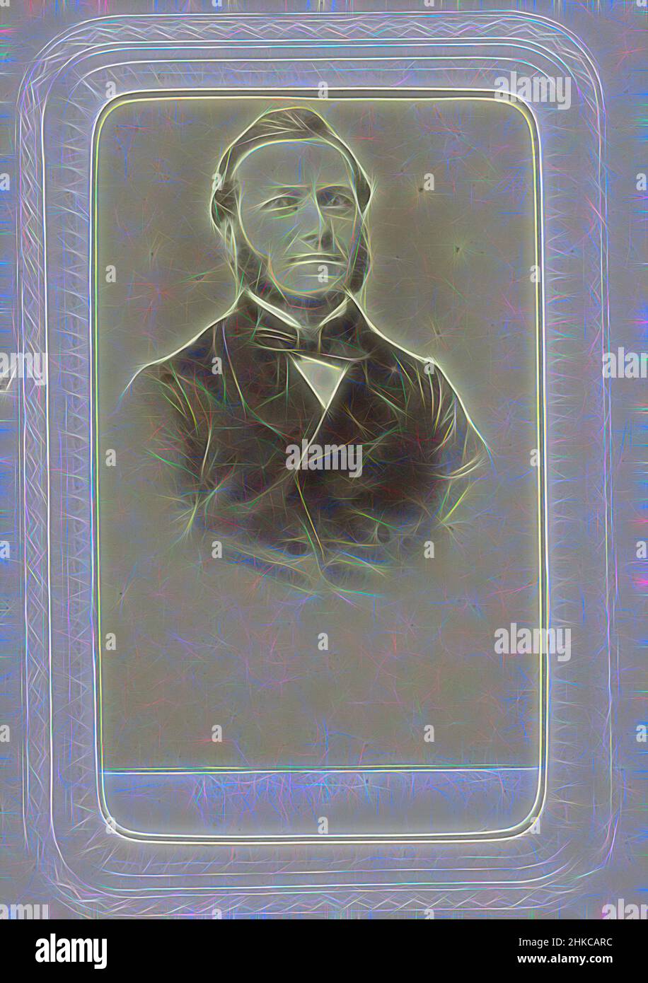 Ispirato al ritratto di Studio di un uomo con basette e una grande cravatta ad arco, I.H. Hoffmeister, Leiden, c.. 1863 - c. 1866, carta, stampa albume, altezza 80 mm x larghezza 54 mm, altezza 296 mm x larghezza 225 mm, reinventata da Artotop. L'arte classica reinventata con un tocco moderno. Design di calda e allegra luminosità e di raggi di luce. La fotografia si ispira al surrealismo e al futurismo, abbracciando l'energia dinamica della tecnologia moderna, del movimento, della velocità e rivoluzionando la cultura Foto Stock