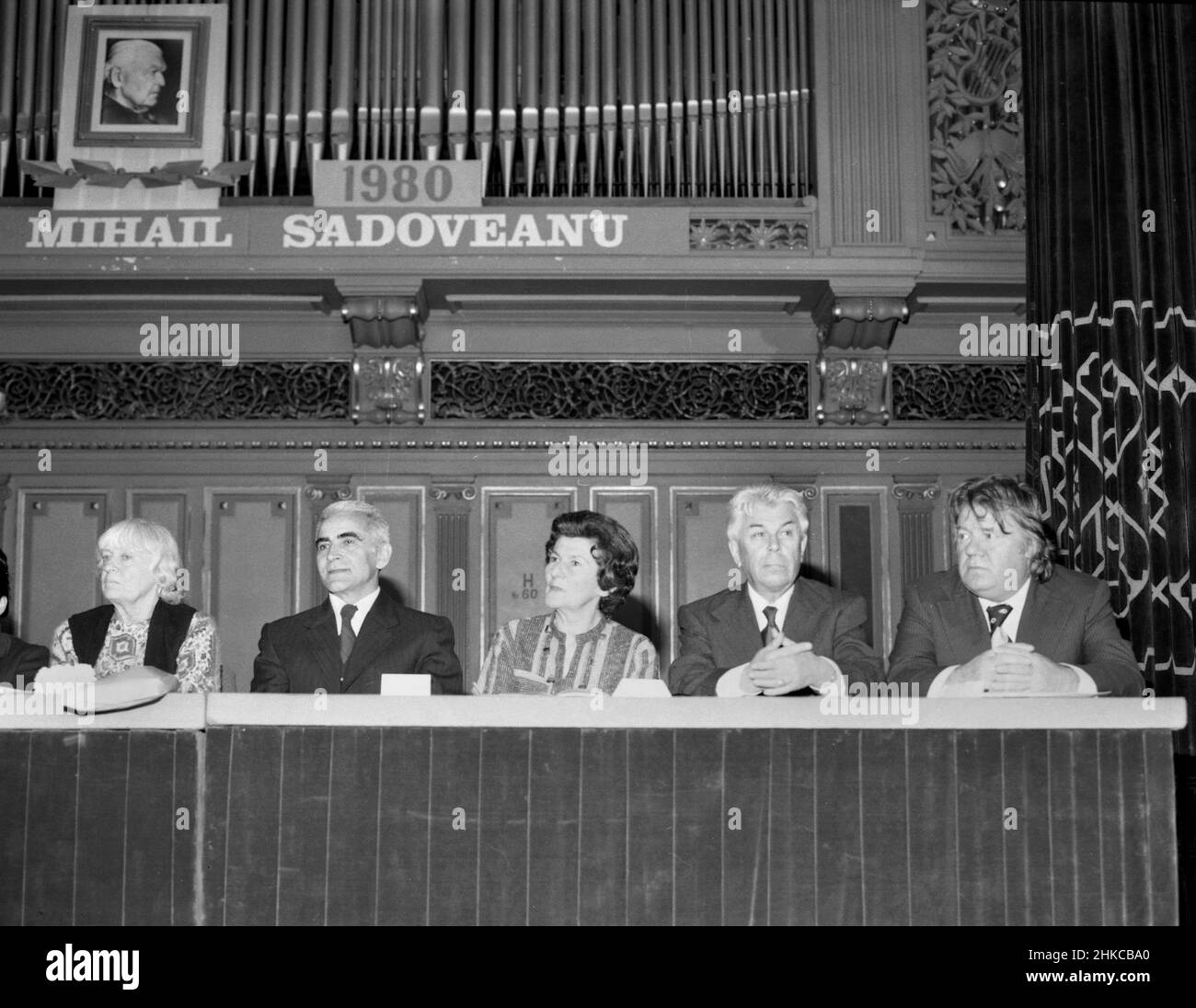 Bucarest, Romania, 1980. Festeggiamo i 100 anni dalla nascita dello scrittore rumeno Mihail Sadoveanu. Scrittori Mihnea Gheorghiu (secondo da sinistra), Zoe Dumiterscu Bușulenga, critico Romul Munteanu & scrittore Fanus Neagu. Foto Stock