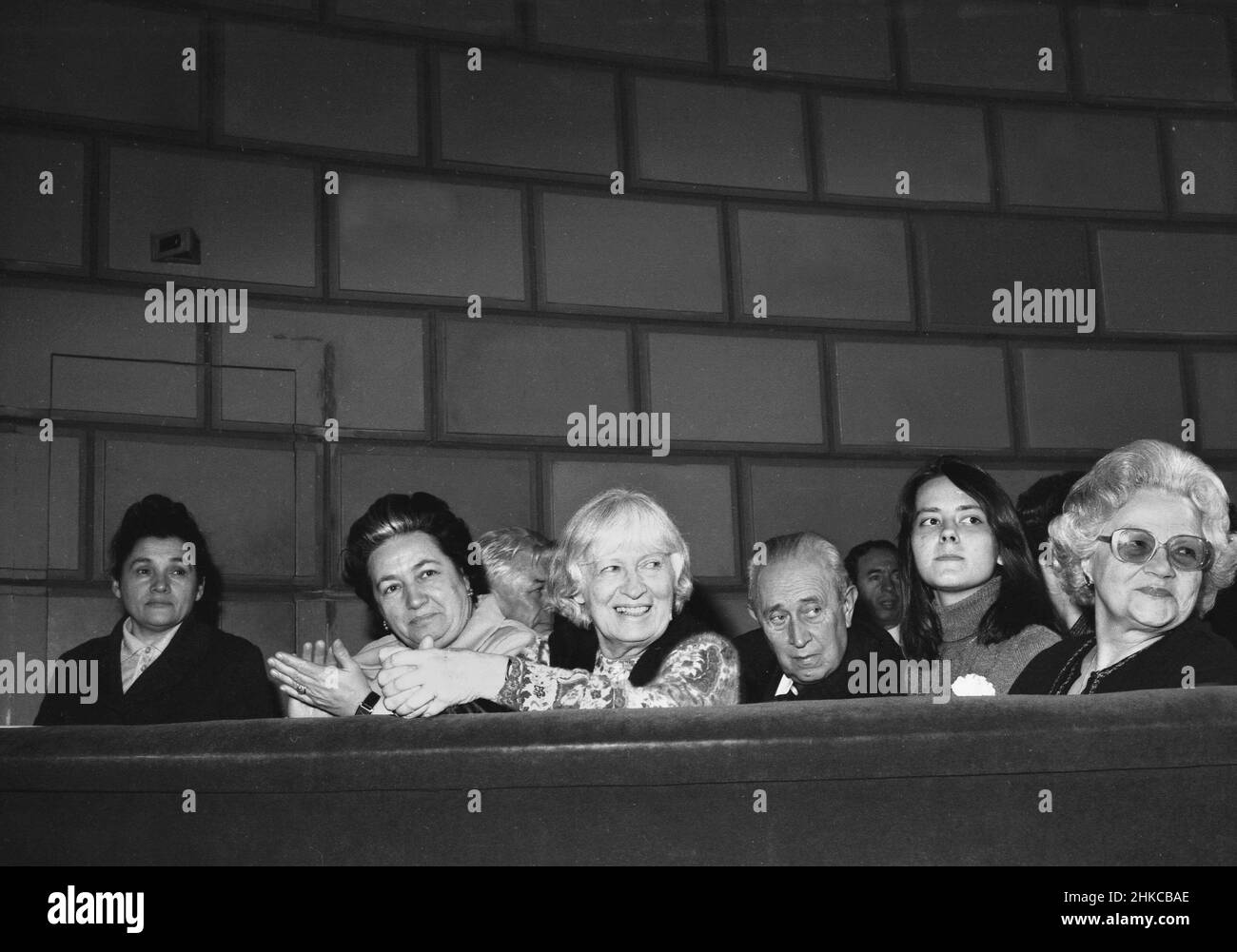 Bucarest, Romania, 1980. Festeggiamo i 100 anni dalla nascita dello scrittore rumeno Mihail Sadoveanu. Segretario della Cultura durante l'era comunista Suzana Gâdea (in bianco). Foto Stock