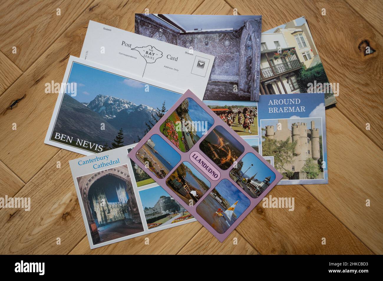 Una collezione di cartoline, degli anni '1980s e '1990s, che raffigurano le vacanze o le destinazioni di vacanza nel Regno Unito. Foto Stock