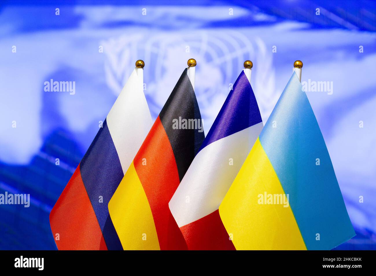 Normandia quattro riunione. Vertice formato Normandia. Bandiere di Ucraina, Russia, Germania, Francia su sfondo blu. Guerra nell'Ucraina orientale. Ministri degli Esteri Foto Stock