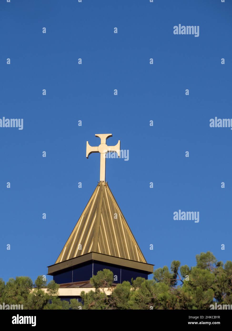 Croce su un campanile della chiesa a Tres Rios, Costa Rica./ Foto Stock