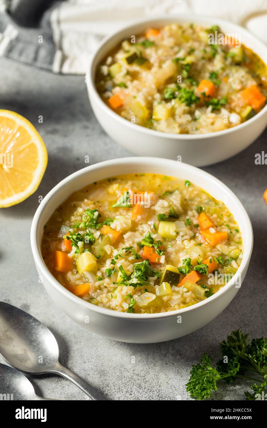 Zuppa di riso al limone sana fatta in casa con carote e sedano Foto Stock