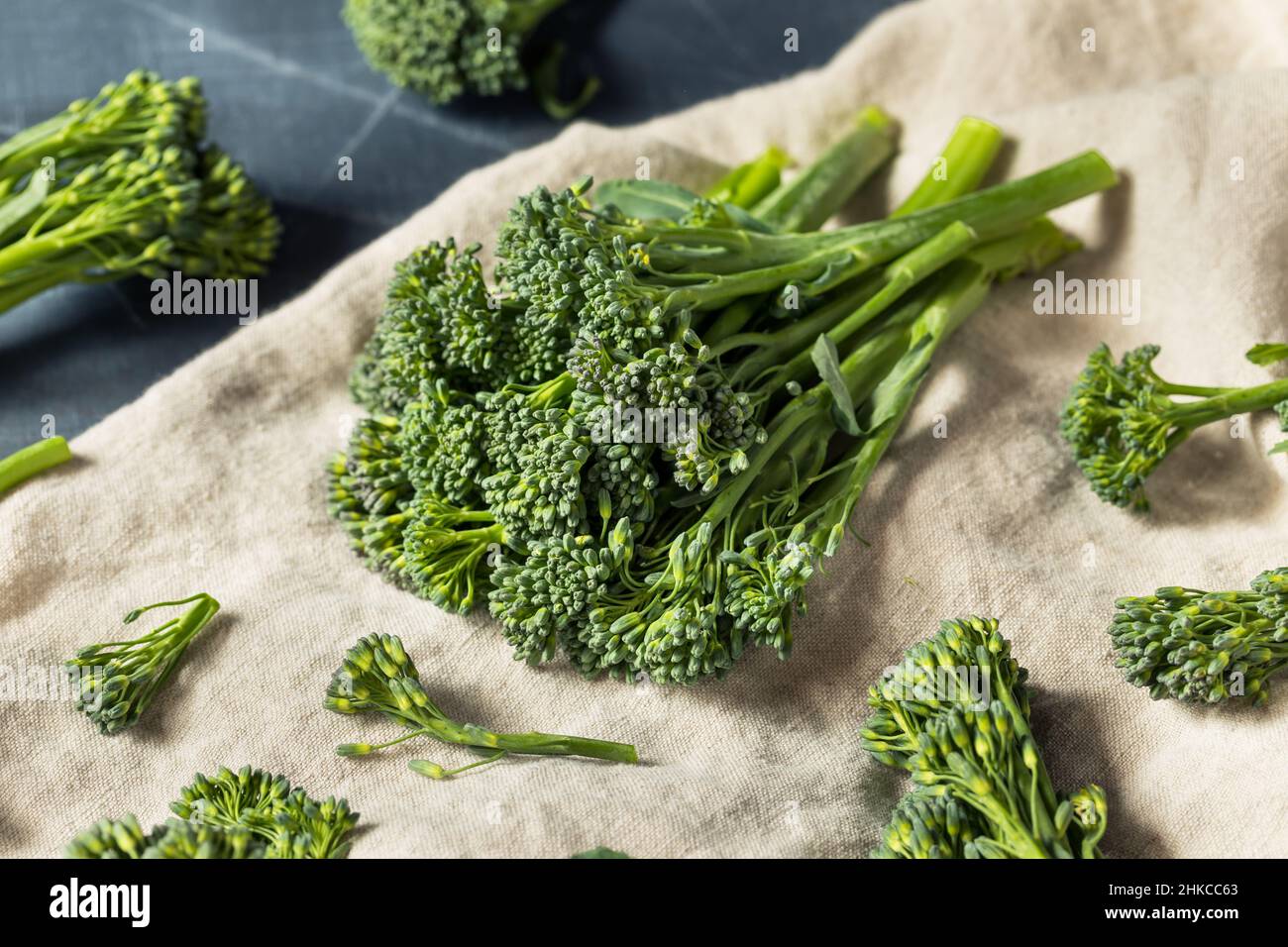 Crudo Broccolini fresco e biologico vegetale pronto per cuocere Foto Stock