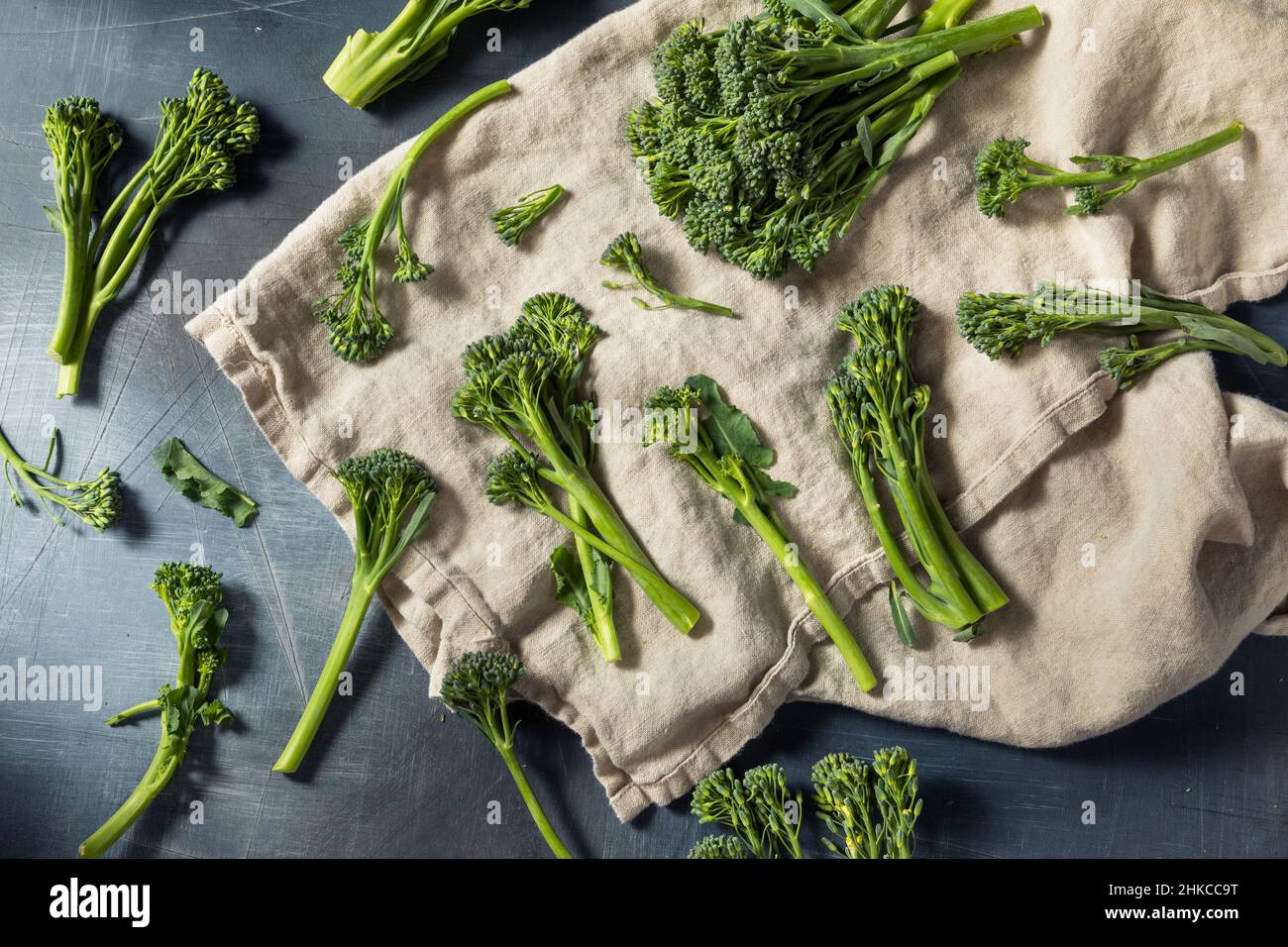 Crudo Broccolini fresco e biologico vegetale pronto per cuocere Foto Stock