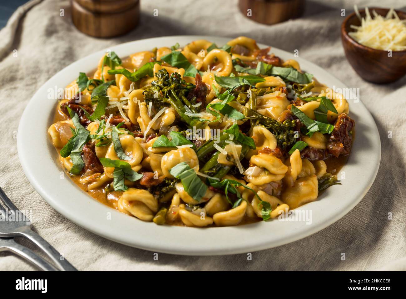 Pasta fatta in casa con orecchiette con basilico e pomodori Foto Stock